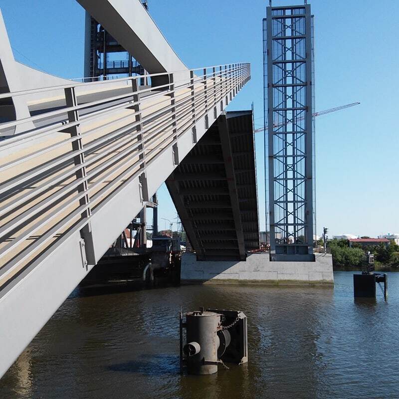 Zweiarmige Klappbrücke über einen Fluss
