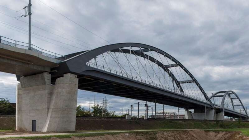 Seitenansicht der Brücke