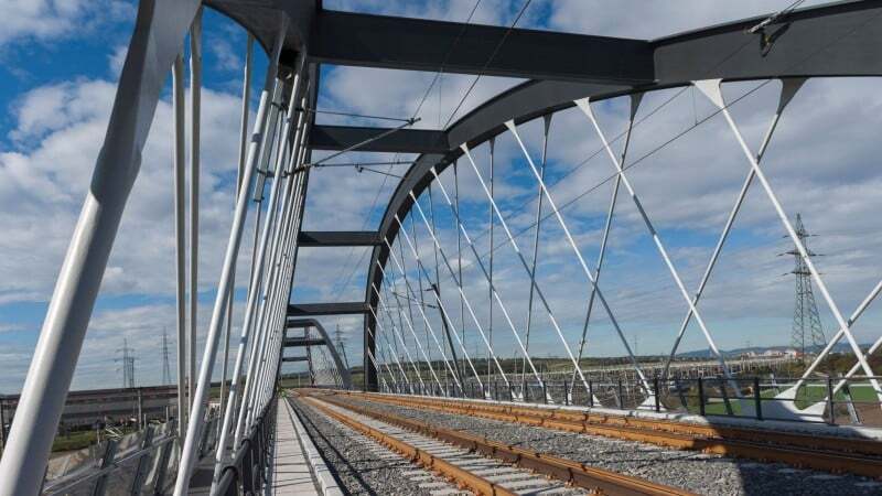 Fahrspur der Brücke der Verbindung der Ostbahn mit Flughafen-Schnellbahn