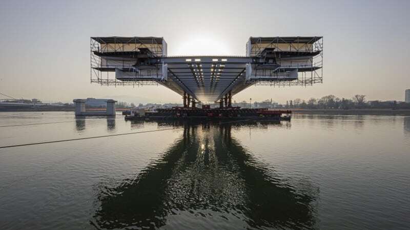 Einschwimmen der Neuen Donaubrücke in Linz